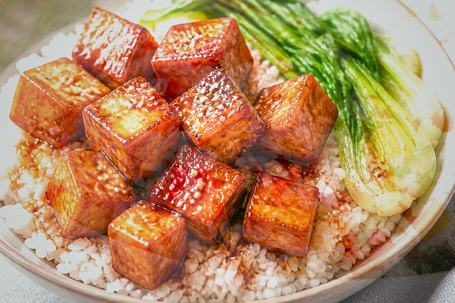 En salade de riz thaï au tofu (meal prep) d'hiver