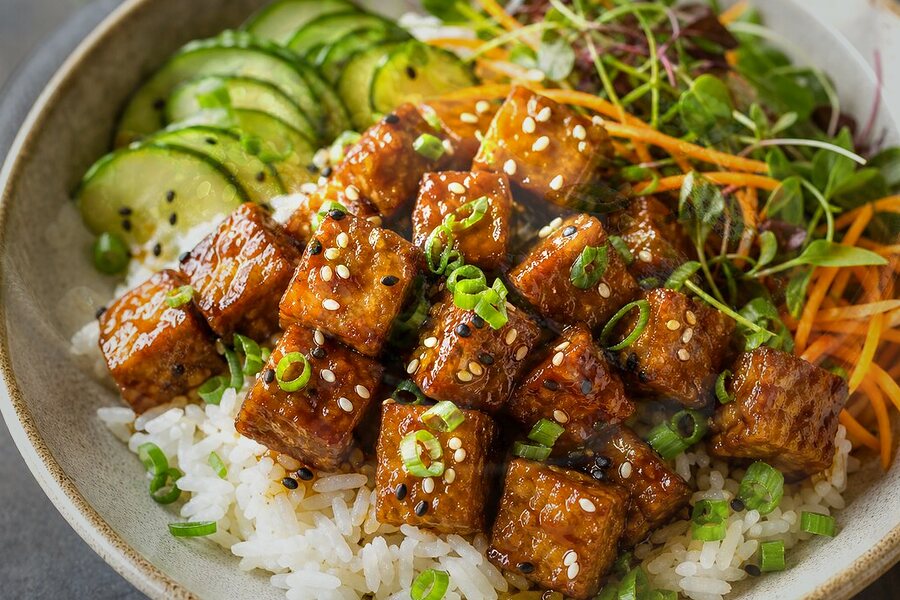 Donburi de riz à sushi au tempeh (version enfants) d'automne